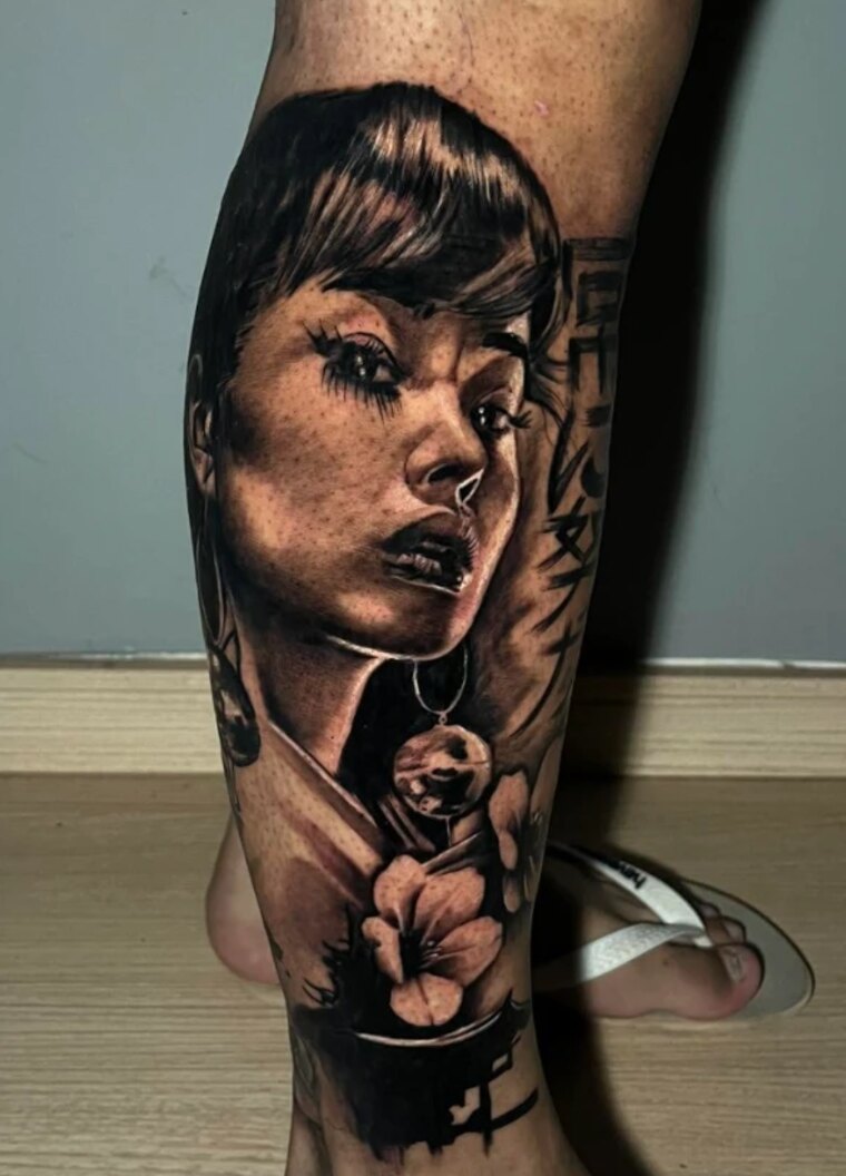 Tatuagem em preto e cinza apresentada pela Tattoo Academy como trabalho do aluno Gabriel Luiz
